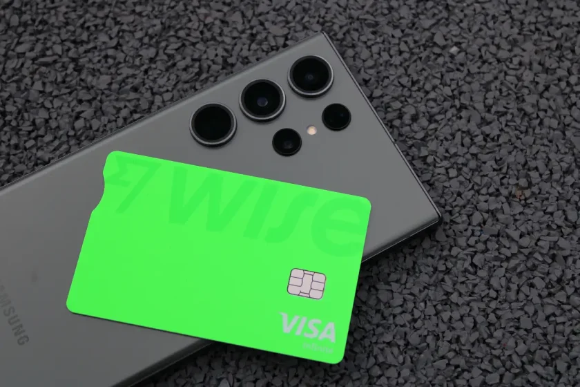 WISE bankkártya a Samsung Galaxy S23 Ultra telefon hátlapján